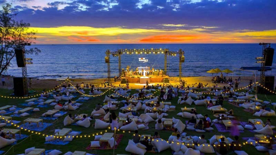 Bữa tiệc âm nhạc đón hoàng hôn WOW Sunset Show