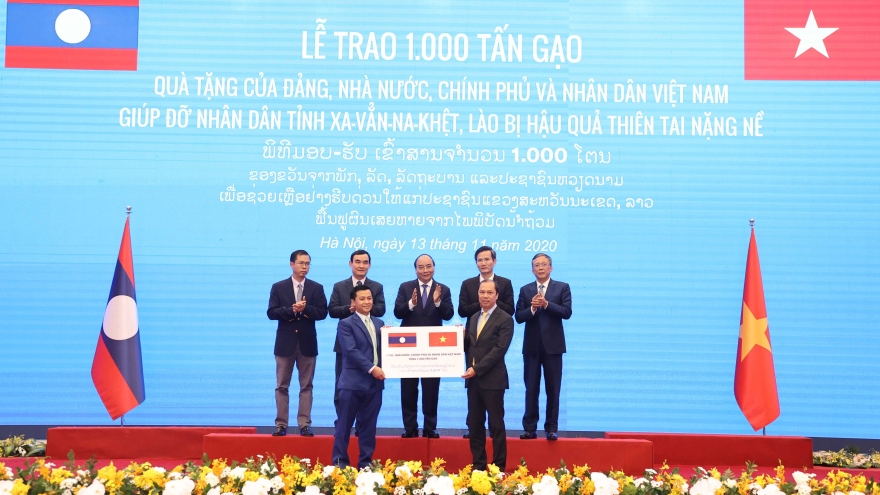 Lễ trao tượng trưng 1000 tấn gạo hỗ trợ nhân dân Lào khắc phục hậu quả thiên tai