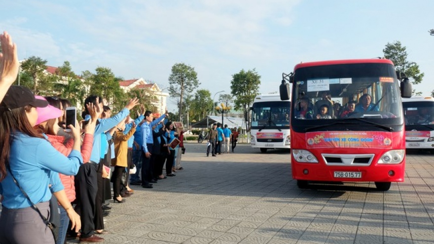 Hà Nội chuẩn bị 5.000 suất quà, xe đưa đón công nhân về quê ăn Tết