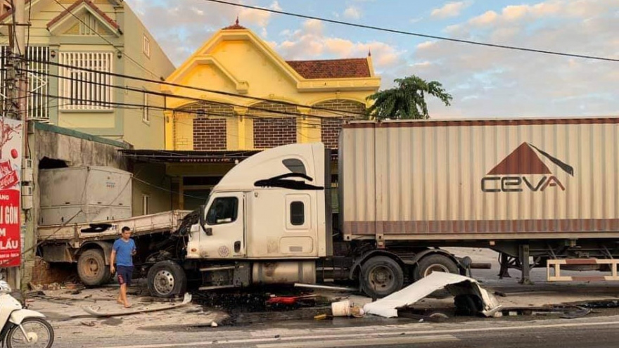 Xe container nổ lốp tông xe tải văng vào nhà dân bên quốc lộ