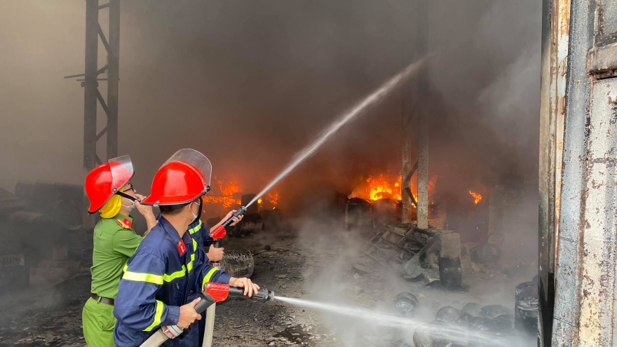 Cháy dữ dội tại kho chứa hàng ở TP Vinh, Nghệ An