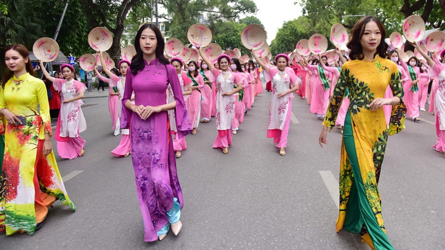 Ao Dai Festival excites crowds in Hanoi