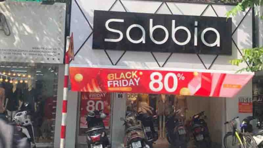 Hanoi fashion stores remain quiet despite Black Friday super sale