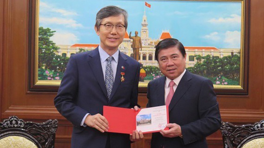 Consul General honoured for contributions to RoK-HCM City ties