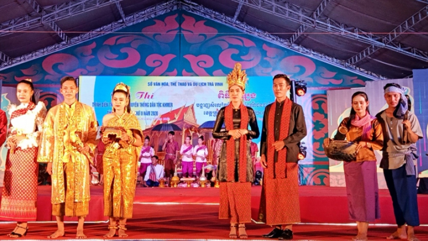 Khmer people put traditional outfits on display at Ok Om Bok Festival