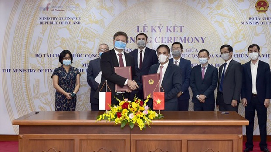 Vietnam, Poland sign MoU on finance cooperation
