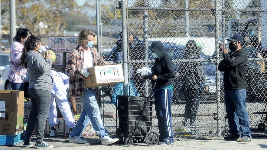 Brad Pitt thân thiện tặng đồ ăn cho người thu nhập thấp ở Los Angeles