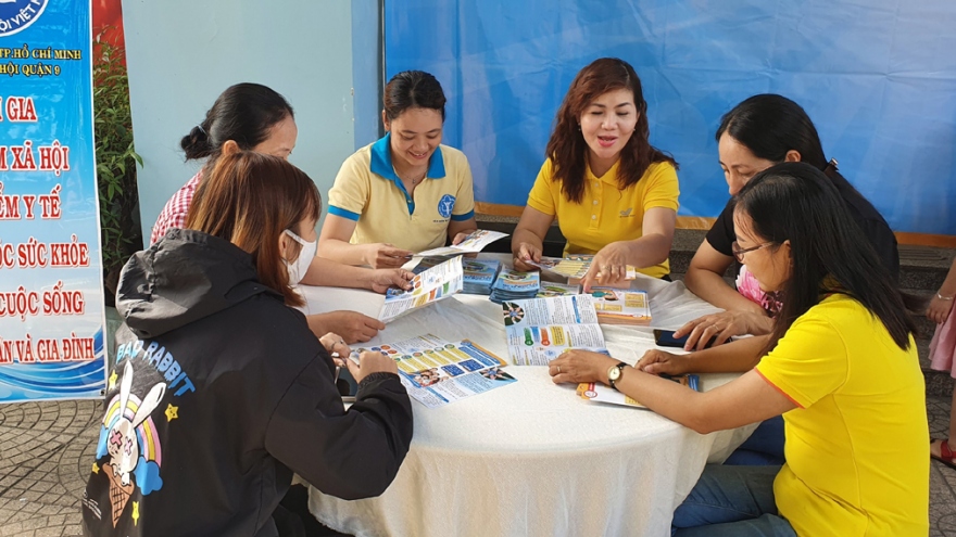 TPHCM "gặp từng người" vận động tham gia BHXH tự nguyện, BHYT hộ gia đình