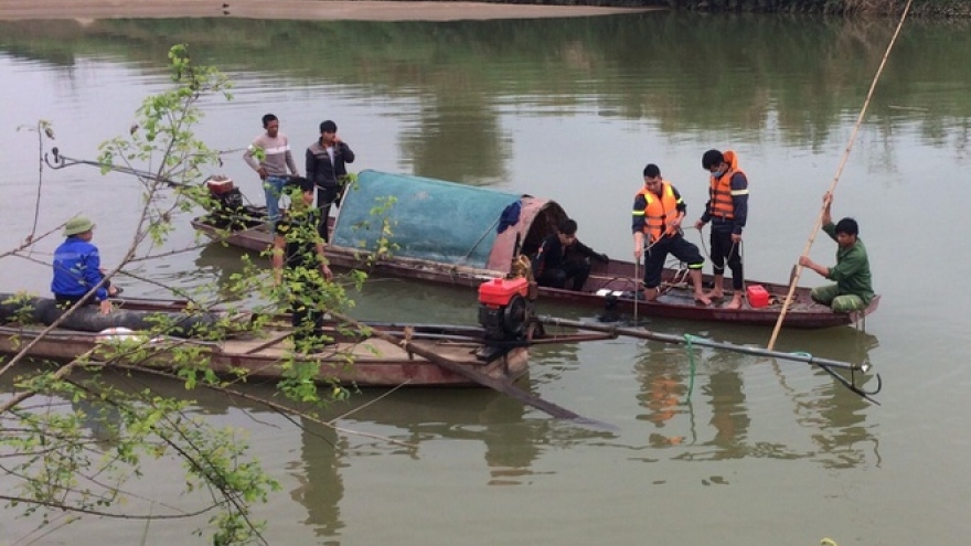 Đánh cá trên sông, 2 bố con trúng đạn trọng thương