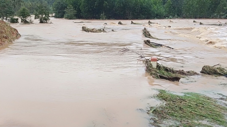 Nước lũ lên nhanh, 6 xã của huyện Hoài Ân, Bình Định bị chia cắt