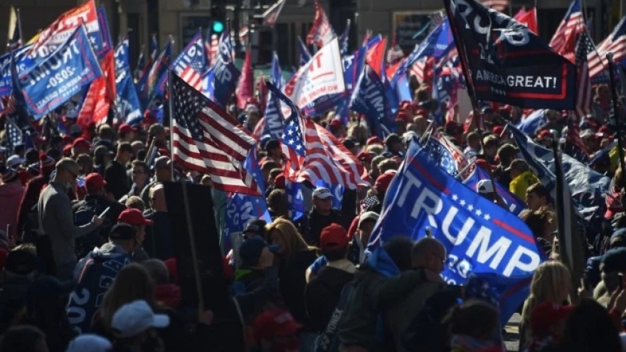Người ủng hộ Tổng thống Trump đụng độ với người biểu tình chống ông Trump