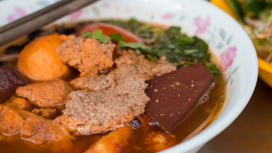 Renowned American blogger hails Vietnamese bun rieu