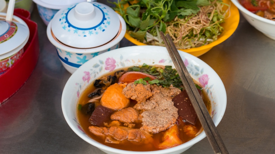 Renowned American blogger hails Vietnamese bun rieu