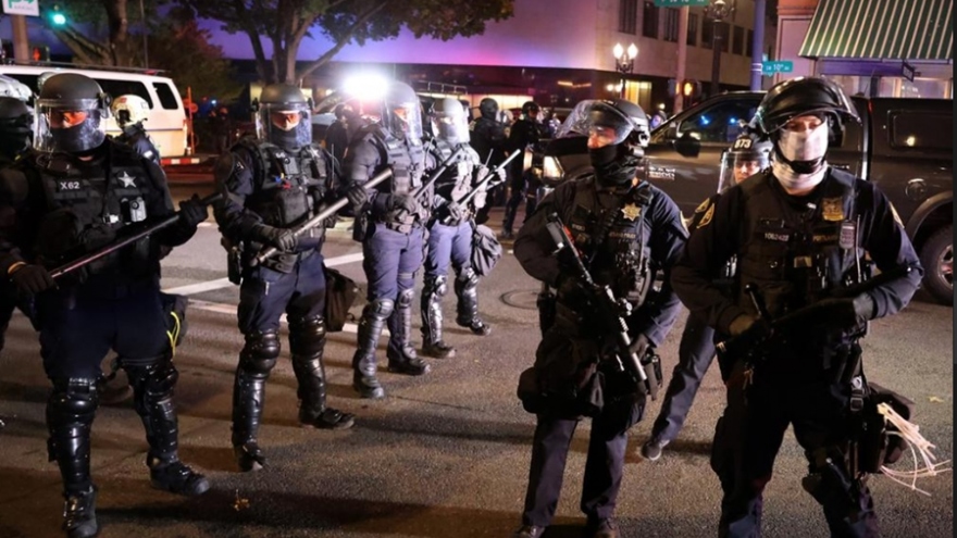 Biểu tình và bạo động sau bầu cử Mỹ, cảnh sát bắt hàng chục người ở New York và Portland