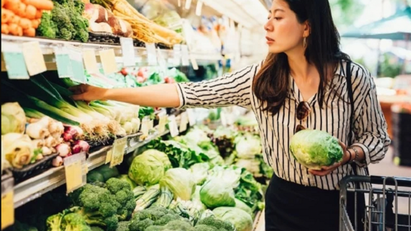 Mẹo hay giúp bạn giữ được ví tiền khi đi chợ