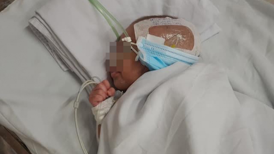 Bé trai vừa chào đời bị cha mẹ bỏ rơi trong bệnh viện