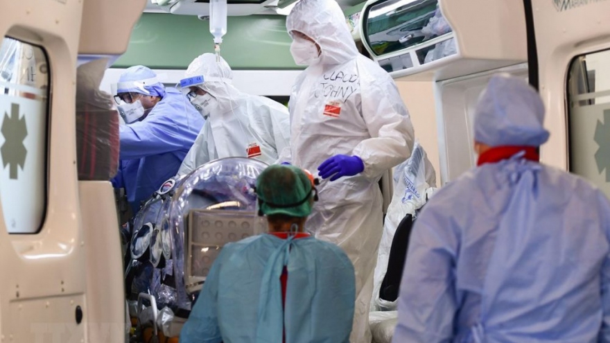 Vượt cột mốc 400.000 ca tử vong do Covid-19, châu Âu vẫn nới phong tỏa 