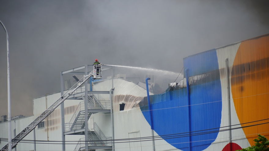 Đang cháy lớn trong khu công nghiệp Hiệp Phước tại TP.HCM