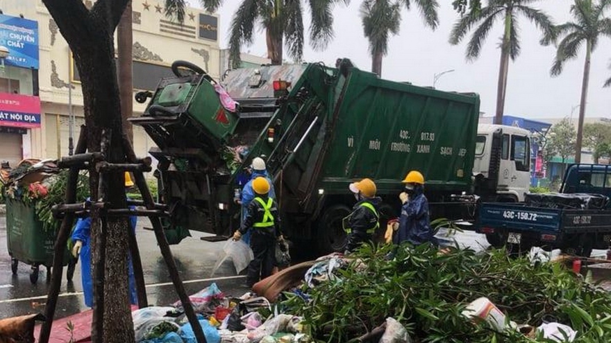 3.000 tấn rác ập vào bãi biển Đà Nẵng sau bão số 13