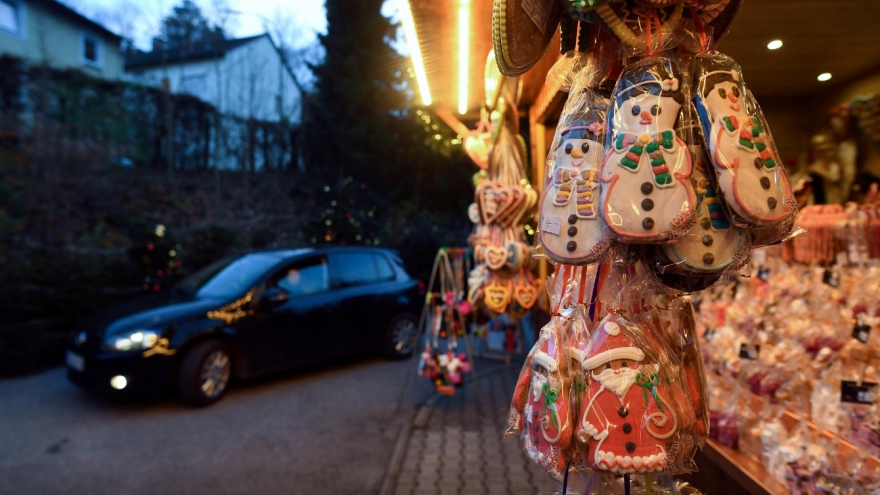 Đi chợ Giáng sinh trên ô tô: Tận hưởng không khí giữa đại dịch