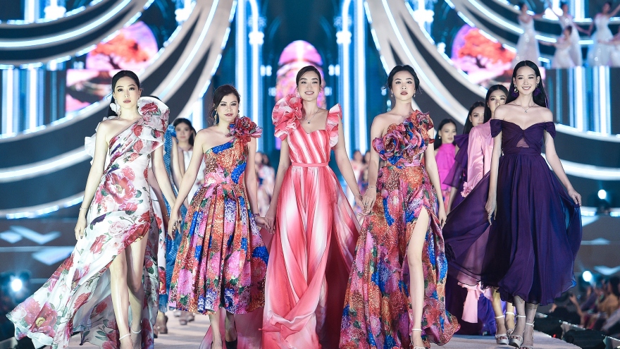 Hoa hậu Mỹ Linh vừa làm giám khảo, vừa catwalk cực đỉnh