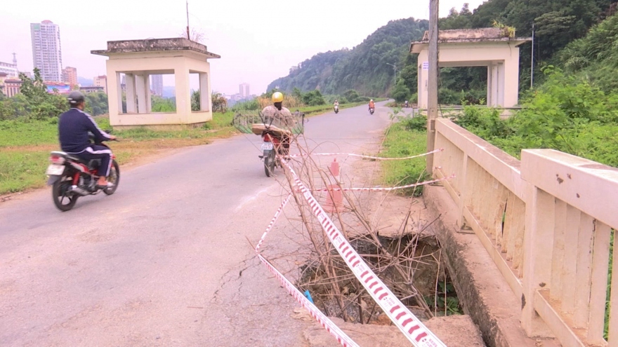 Cầu dẫn vào cửa khẩu Kim Thành hư hỏng nặng không được sửa chữa