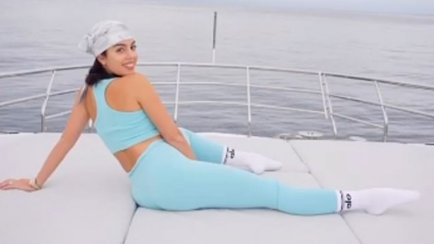 Bạn gái C.Ronaldo nóng bỏng tập yoga trên du thuyền