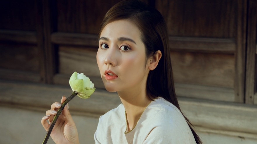 Huyền Lizzie khoe sắc trong trẻo với thiết kế chất liệu đũi bột 