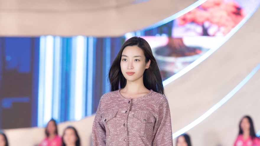 Hoa hậu Mỹ Linh, Tiểu Vy để mặt mộc tổng duyệt người đẹp thời trang