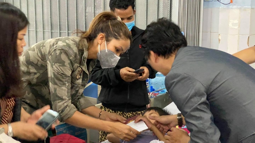 Hoa hậu H'Hen Niê thăm nạn nhân vụ sạt lở đất ở Quảng Nam