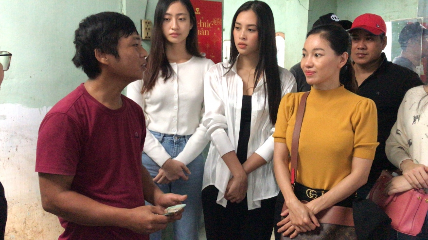 Tiểu Vy, Lương Thuỳ Linh xót xa khi đến thăm người dân Quảng Ngãi 