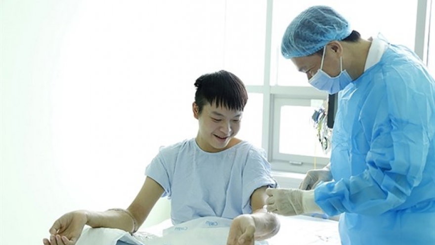 Hospital successfully performs double forearm transplant