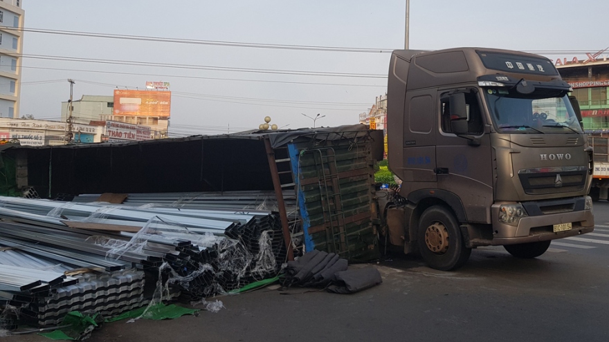 Lật thùng container tại Bình Phước, hàng chục tấn thép văng ra đường