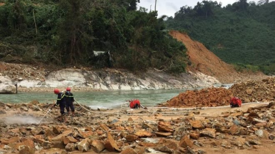 Ngăn dòng tìm người mất tích ở Rào Trăng 3 sau khi bão số 10 đi qua