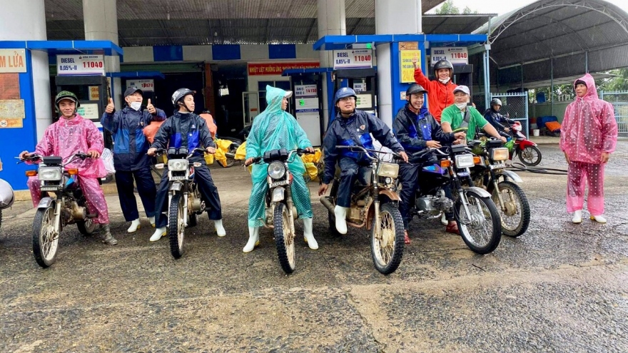 Tiếp sức cho đoàn cứu trợ đến với xã cô lập ở Phước Sơn, Quảng Nam