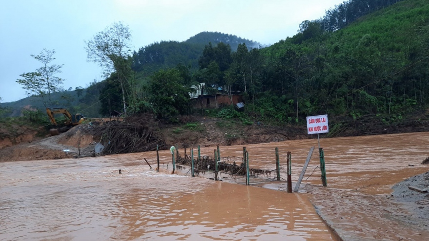 Sạt lở đất ở miền núi, ngập lụt ở vùng thấp trũng Quảng Nam