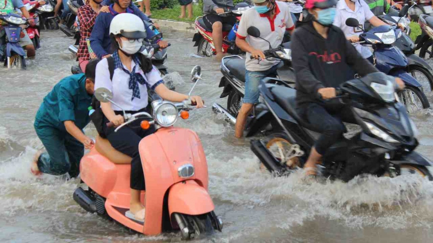 Triều cường tại Cần Thơ tiếp tục vượt báo động 3 nhiều tuyến đường ngập sâu