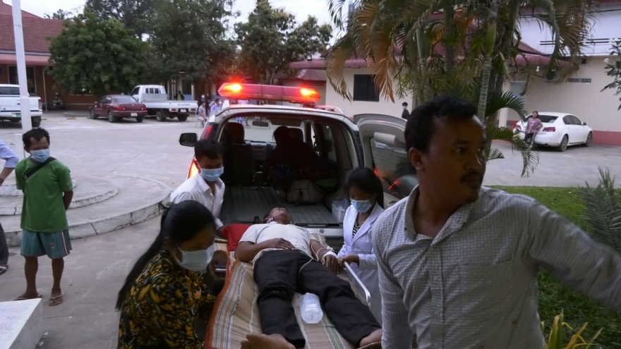 4 người tử vong, hơn 100 người nhập viện do ngộ độc rượu ở Campuchia