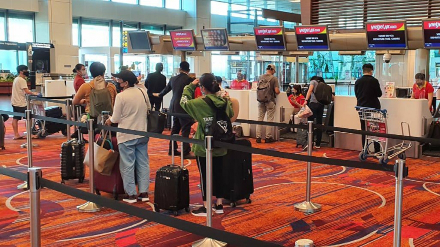 Chuyến bay đưa 240 người Việt Nam từ Singapore về nước hạ cánh ở Tân Sơn Nhất