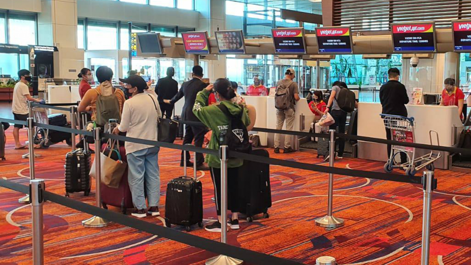 Chuyến bay đưa 240 người Việt Nam từ Singapore về nước hạ cánh ở Tân Sơn Nhất