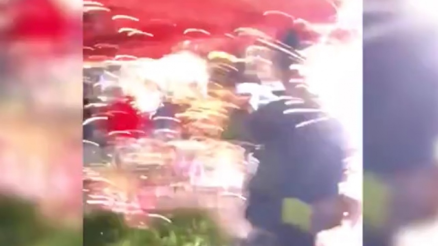 Video: Phe biểu tình ném pháo hoa vào những người ủng hộ Tổng thống Trump