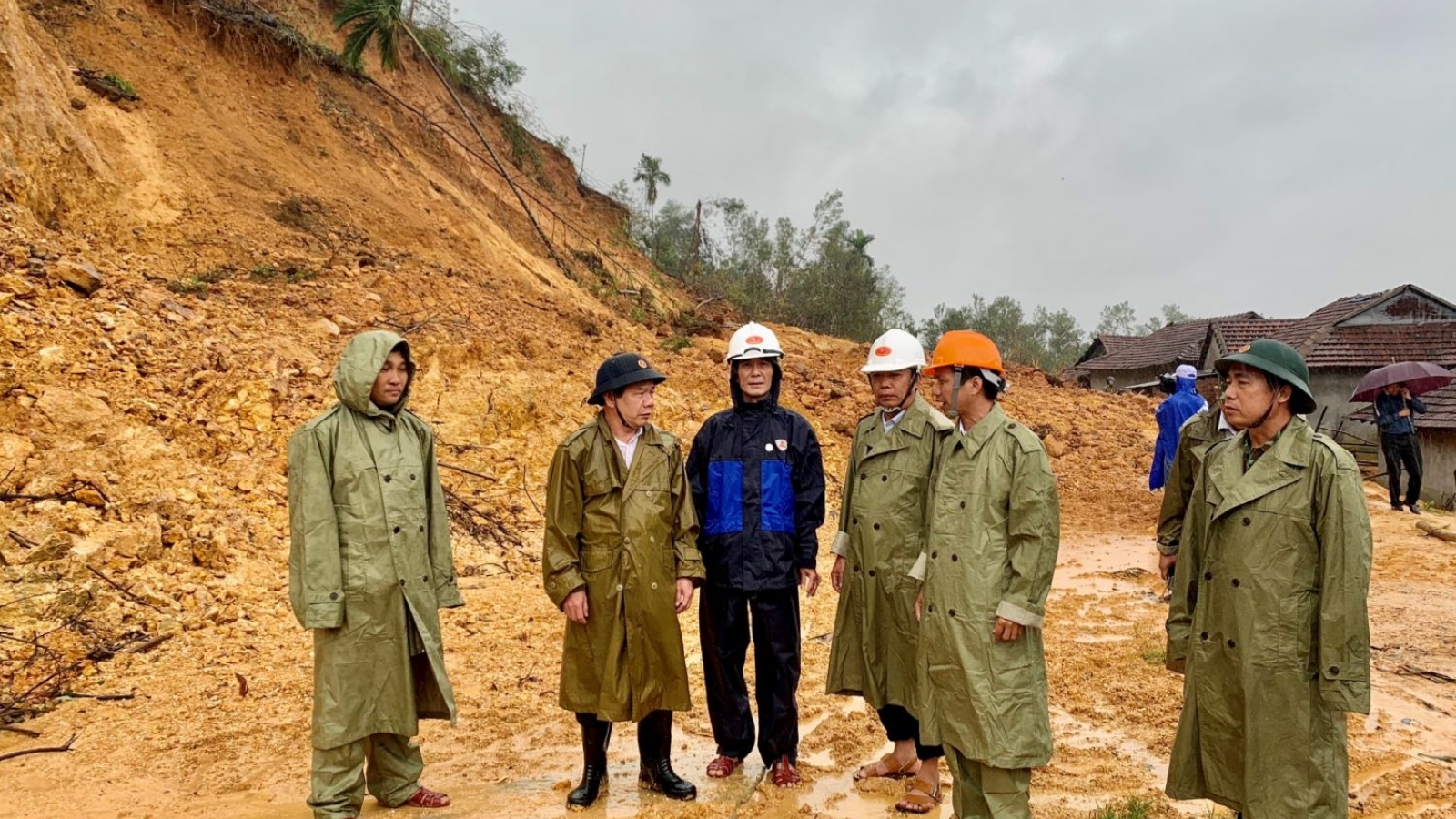 Sơ tán dân trước khi núi sạt lở ở Quảng Ngãi