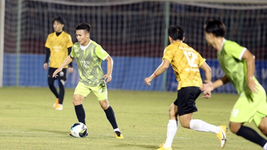Quang Hải đối đầu với Jack ở trận bóng đá vì miền Trung