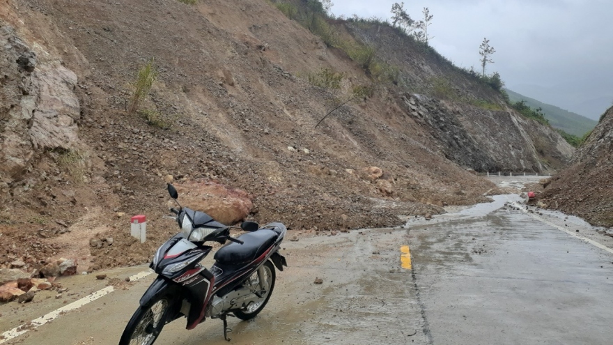 Nhiều tuyến đường ở Khánh Hòa, Phú Yên sạt lở, giao thông ách tắc