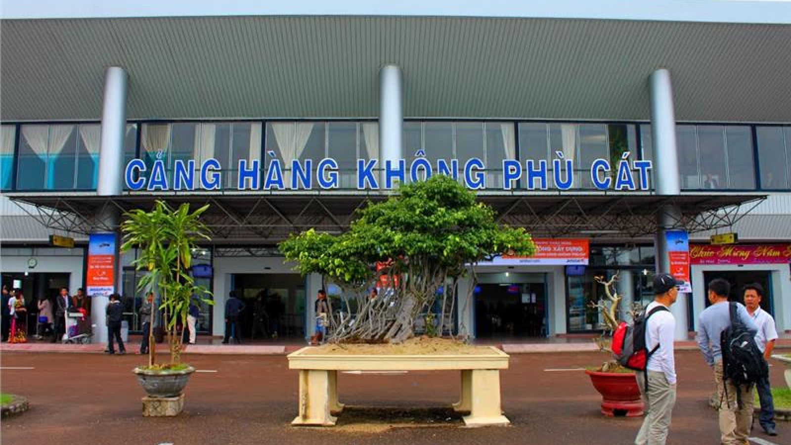 Khẩn cấp đóng đường lăn sân bay Phù Cát, hủy nhiều chuyến bay do bão số 10