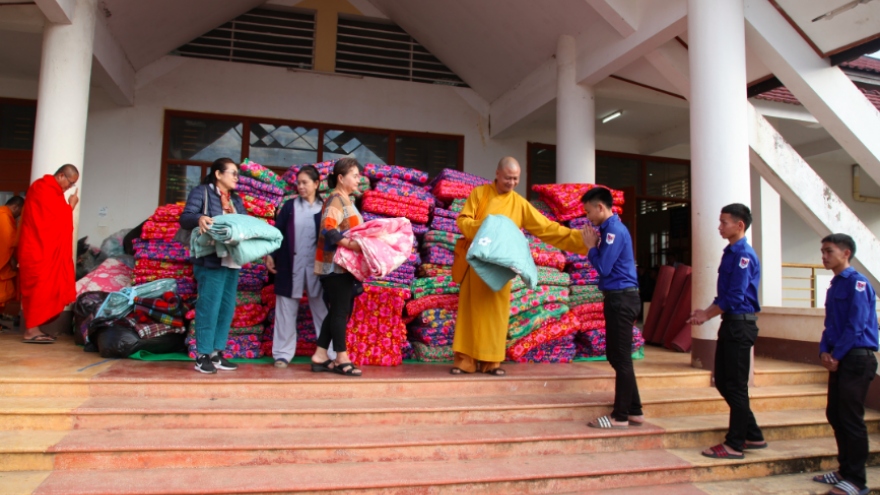 Những tấm chăn ấm áp nghĩa tình Lào - Việt