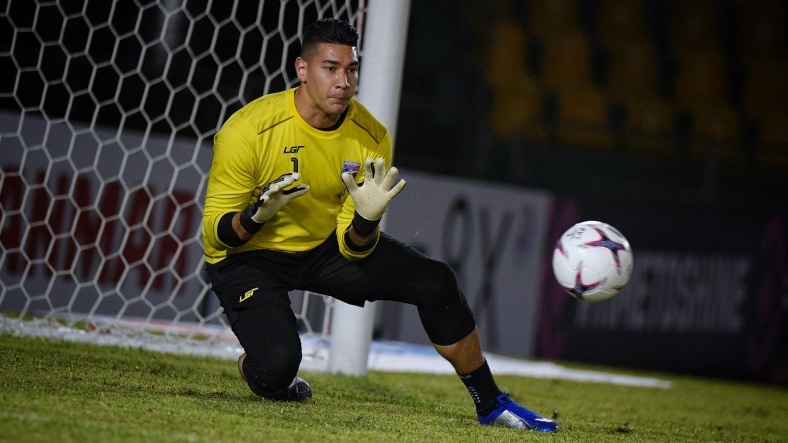 Ngày này năm xưa: Cầu thủ Ngoại hạng Anh di chuyển 11.000km để đá AFF Cup 