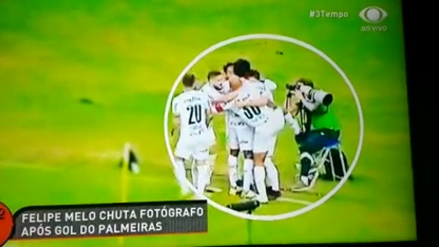 VIDEO: Cựu tuyển thủ Brazil đạp thẳng vào phóng viên khi ăn mừng bàn thắng