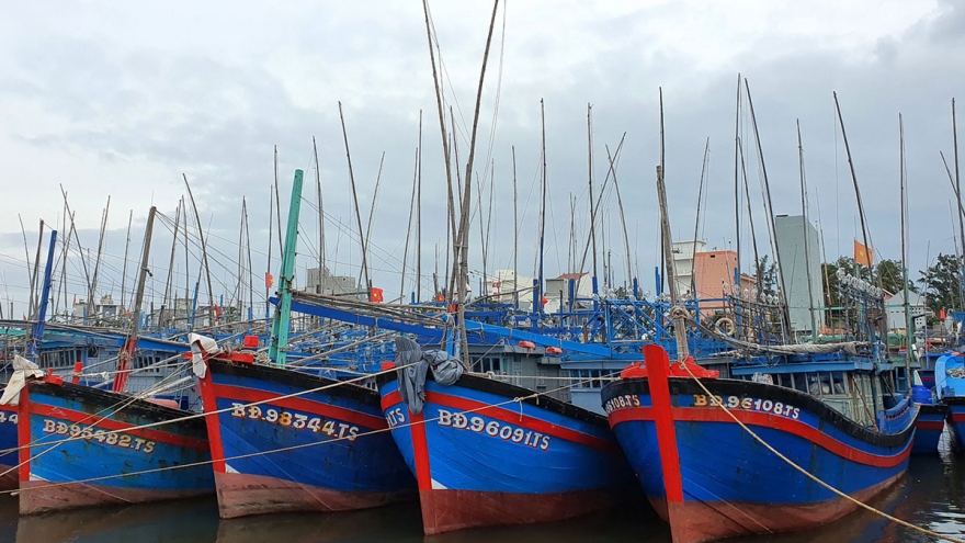1 tàu cá bị sự cố trên biển ở Bình Định đang được tàu kiểm ngư ra lai dắt