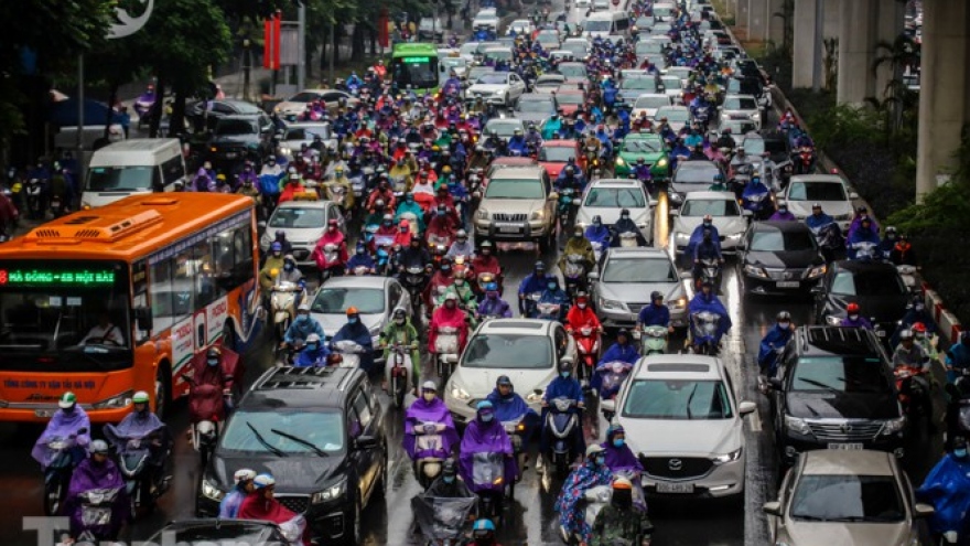 Heavy rain leaves Hanoi streets suffering severe traffic jams